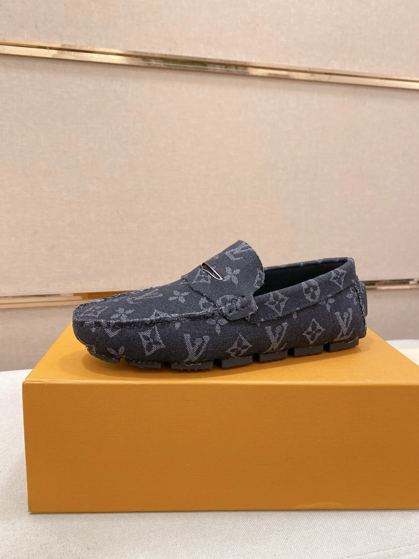 Factory price: 500💰High-end quality! LV 🆕🆕Exclusive hot-selling products in stock🔥🔥New products on the shelves, high-quality Ferragamo men's pea shoes, high-end casual driving shoes, with complete packaging! 💪 💪 Material: Imported official website one-to-one fabric 🐂 + Imported high-quality buffalo leather lining + wear-resistant outsole 👍🏻👍🏻 Features: High-end and comfortable, purely handmade 🚀 🚀 Create the perfect shoes that suit you best 🔥 🔥 Size: (38-44) 45 standard size can be customized!